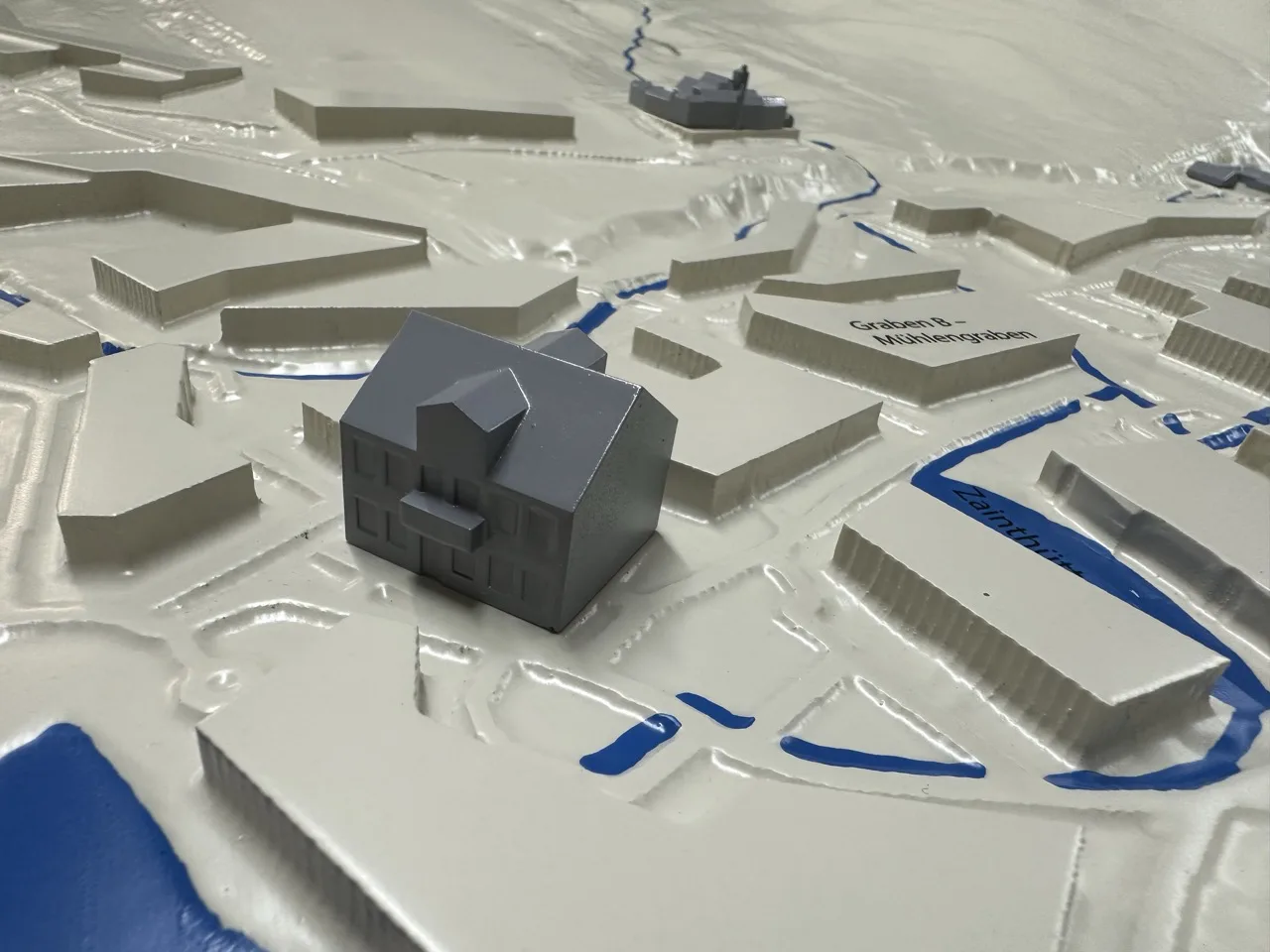Besondere Gebäude als 3D-Druck aufgesetzt auf Stadtplan