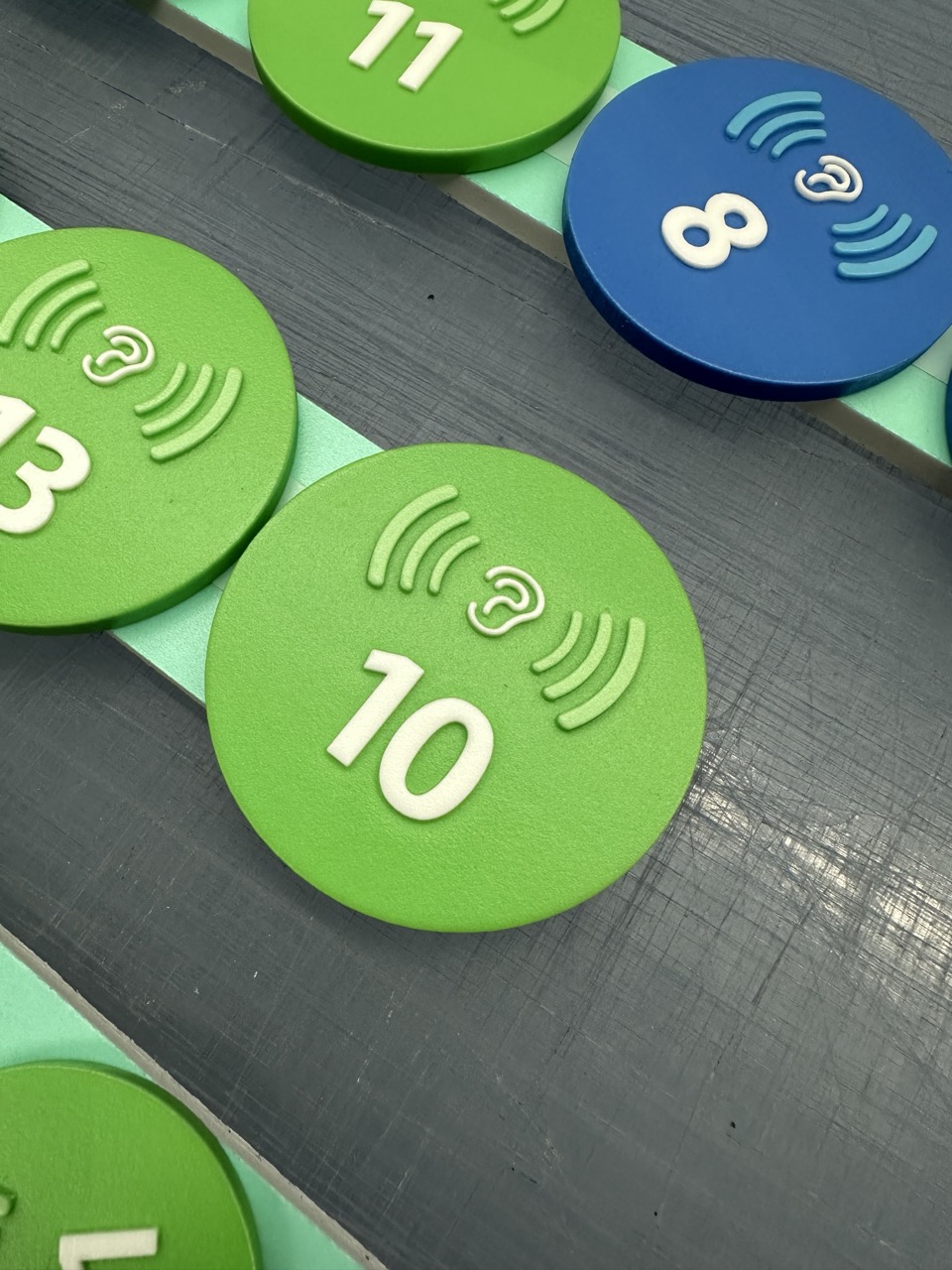 Taktiles Schild für Audioguide in einer Ausstellung