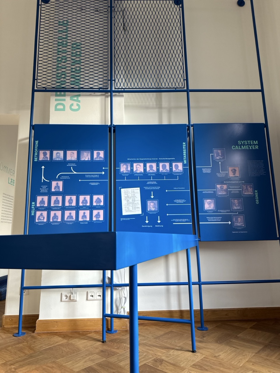 Ausstellungsbau für Dauerausstellung: deckenhohe Elemente