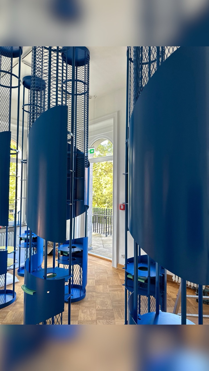 Ausstellungsbau für Dauerausstellung: deckenhohe Elemente