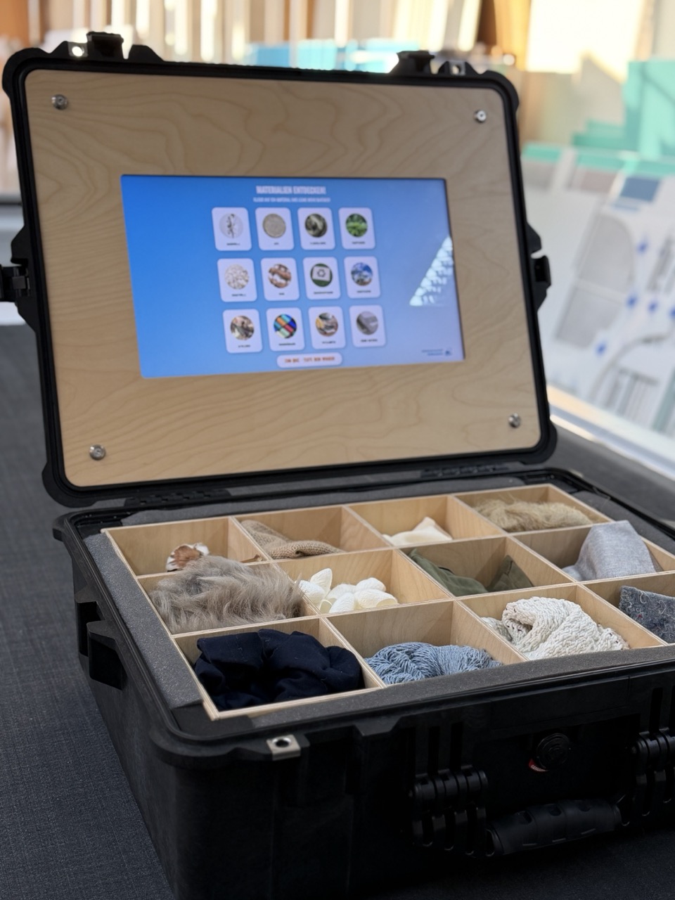 Mobile Wanderausstellung mit Interaktionskoffer, enthält Tastobjekte und Touchmonitor mit Quiz und Informationsmaterial