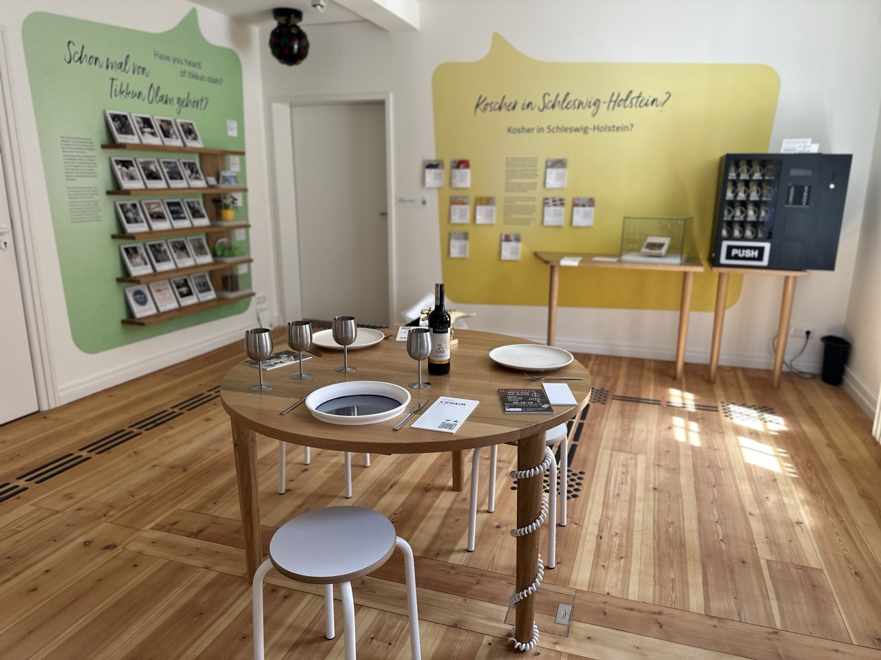 Ausstellungsbau für Dauerausstellung: audio-visuelle Elemente (Weingläser anstoßen löst Videosequenz auf Monitor im Teller aus)