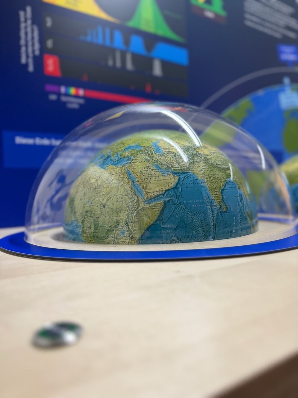 Betätigung des Tasters erzeugt Licht, wodurch die Temperatur im Exponat unterschiedlich schnell steigt und an Thermometern abgelesen werden kann