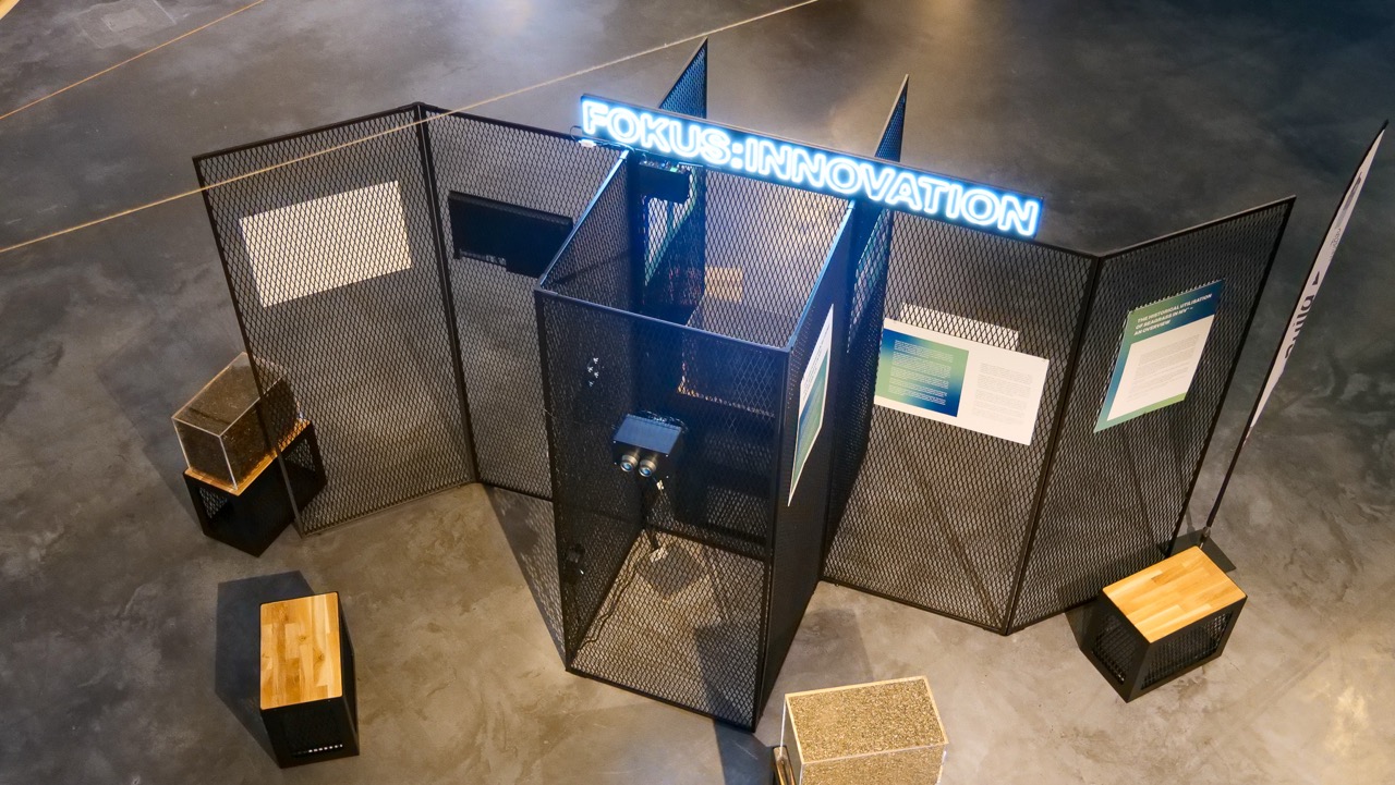 Wanderausstellung mit Digitalbetrachter, Einhandhörer, Touchmonitor und LED-Schild