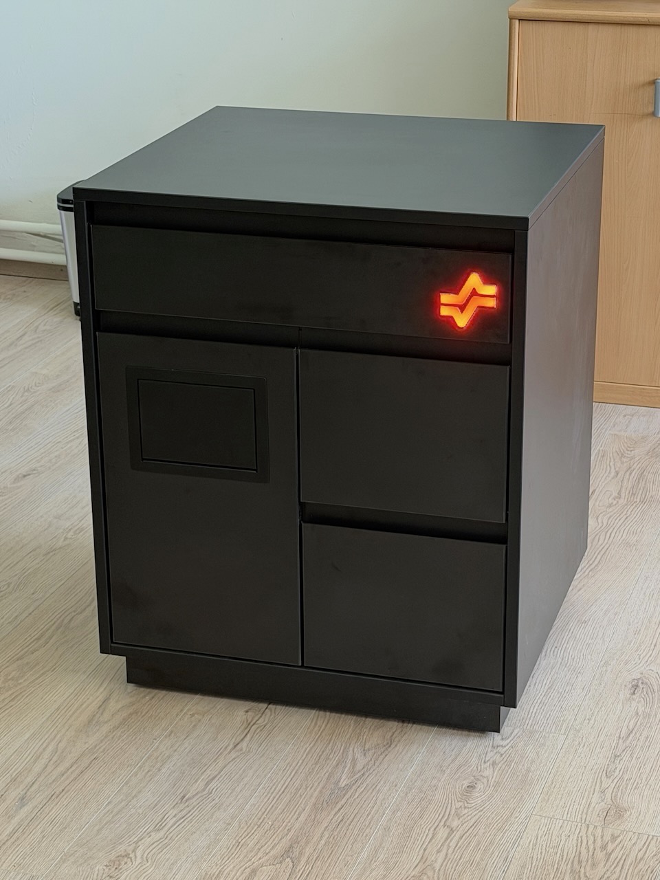 Stromunabhängiges Messemöbelstück mit leuchtendem LED-Logo
