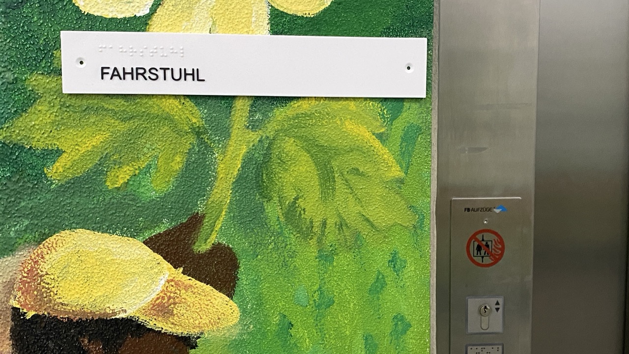 Orientierungshilfe: taktiles Türschild am Einsatzort