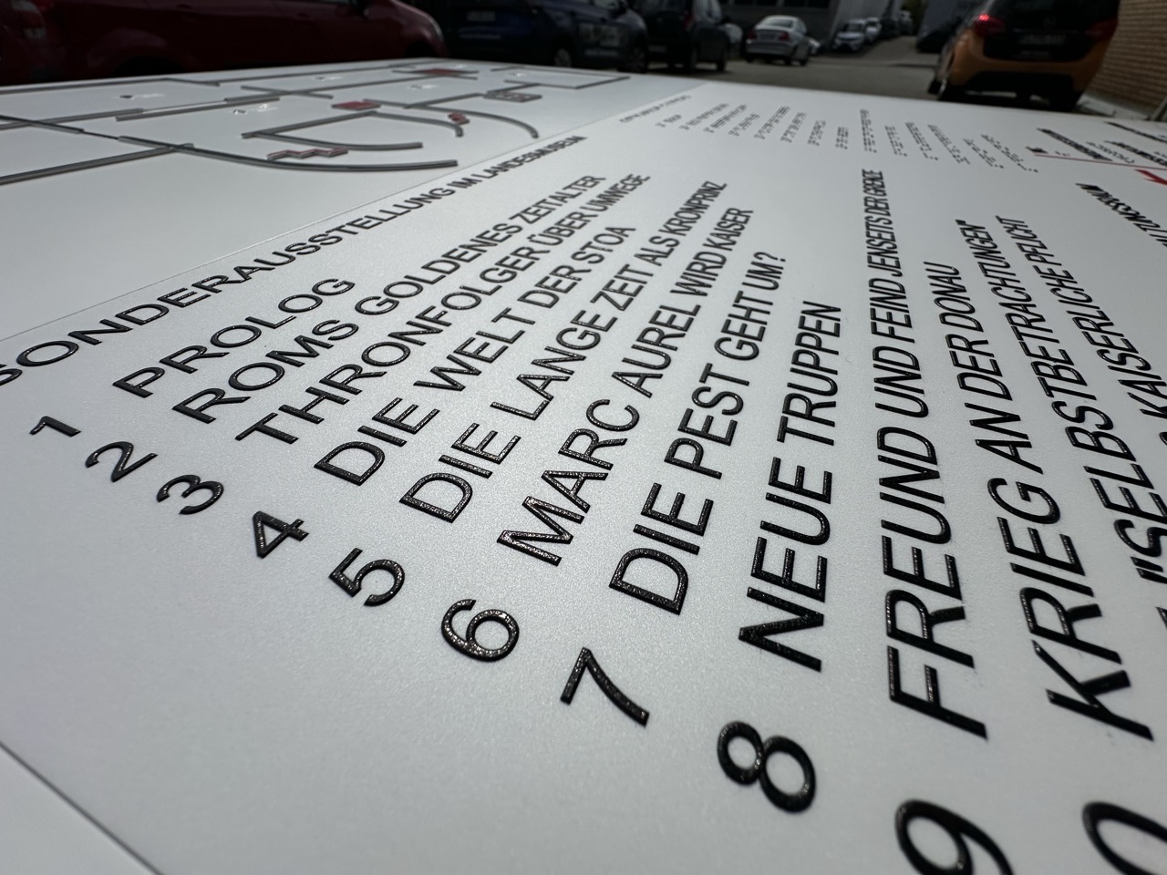 Orientierungsplan mit austauschbarem Einleger für wechselnde Ausstellungen (Detailansicht)