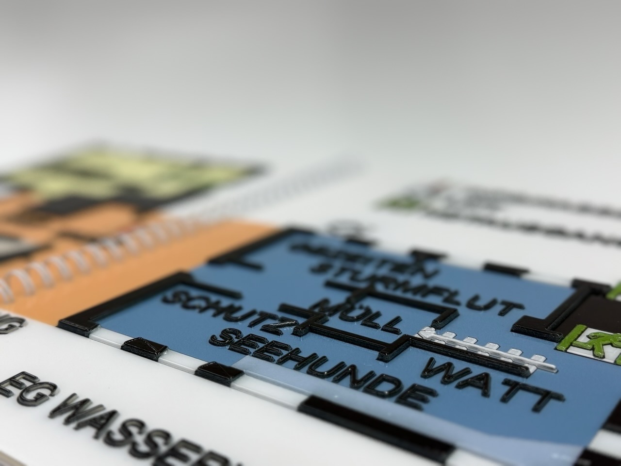 Mobiler Orientierungsplan: mehrere Seiten zeigen die verschiedenen Etagen eines Museums (Detailansicht)