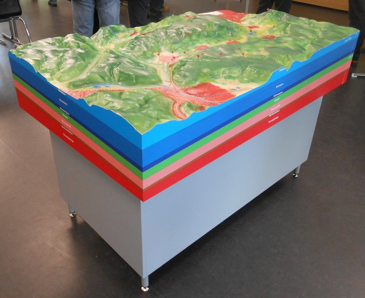 Reliefkarte auf interaktivem Museumsmöbel
