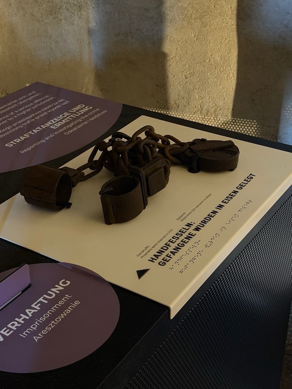 Originale Handfesseln als Testobjekte mit Fixateueren gegen Diebstahl gesichert