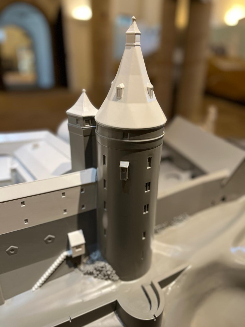 Tastmodell einer Burganlage: Detailansicht Turm