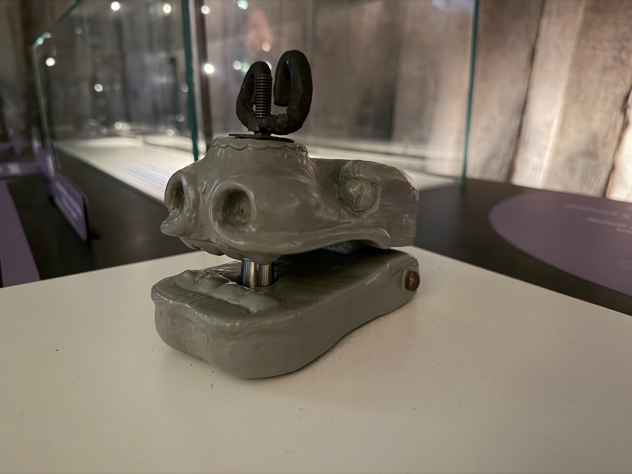 Replikat eines historischen Folterinstrumentes (Fingerquetsche)